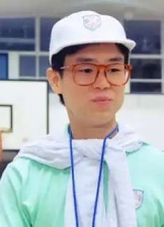 男人第一天上班就被学生们整蛊