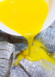 我家带鱼从不红烧，淋入鸡蛋，比油炸的健康，比清蒸的香，解馋！