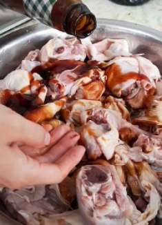 炖鸡时，焯水后别着急下锅煮，多加这1步，鸡肉鲜嫩、汤更浓香