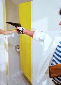 女人意外看到杀手行凶，没想到竟通过装瞎机智躲过一劫！