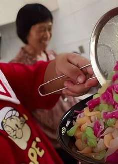 天气变热家人吃不下饭，胖妹做一锅七彩凉鱼，家人胃口大开