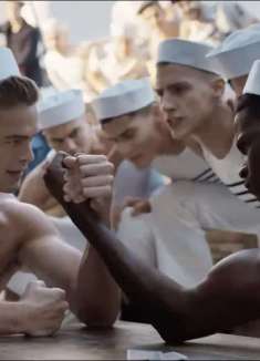 看香水广告如何打造一个「性感的水手」