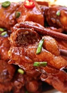 鸡块做成酱香味的，不是一般的好吃