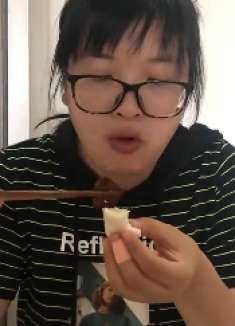 37元红烧五花肉，2盘炒素菜，3个荷叶饼外加几个红薯，小转过瘾了