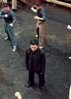 叶问：黑老大不信叶问能打10个，硬逼他出手，下秒看傻眼了