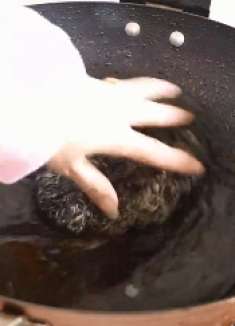 新铁锅千万别直接烧，教你开锅技巧，用多久都不粘锅不生锈，好用