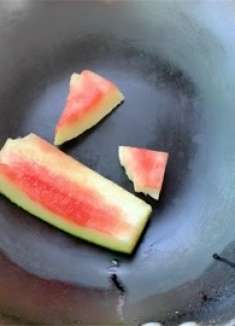 西瓜皮最近很火的做法，往锅里一扔，连吃一周都不腻，下饭太香了