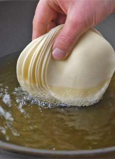 把饺子皮扔进滚烫的油锅中，瞬间变美食，营养又解馋，全家都爱吃