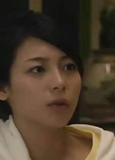 女孩脱口的无心话，让爱慕她的黑衣人夜闯居民楼，见人就锤