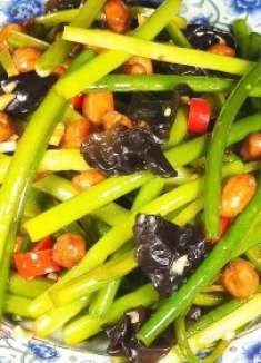 教你蒜苔的新做法，简单一拌就脆嫩爽口酸辣开胃，吃起来很过瘾