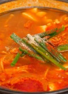 天气越来越冷，教你做一道辣豆腐汤，味道鲜美，开胃又暖身