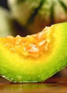 甜瓜甜不甜,捏一捏这里就知道,一挑一个准,瓜农方法太管用了