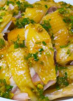 广东“隔水蒸鸡”的正确做法，鸡肉嫩滑口感好，比白切鸡还好吃