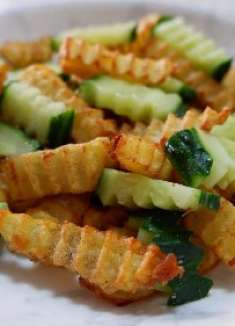 一个土豆半根黄瓜，做一道黄瓜土豆条，清新醇香