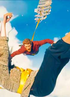 男人在空中极速下坠，危急时刻，他利用飞机残骸做缓冲器！