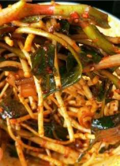 凉拌野生折耳根,只需几样家常佐料,香味独特浓郁,春天里的味道