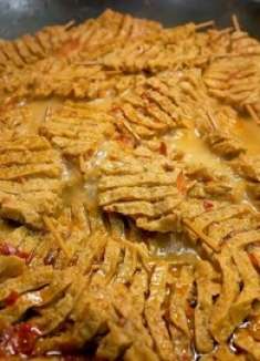 街边美食，麻辣串，加饼子味道一绝！