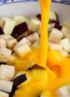 茄子切成丁淋上鸡蛋，实在太好吃了，我家一周吃5次，又香又下饭