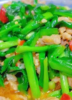 农家小炒韭菜炒肉加剁辣椒更下饭，做法简单美味，两碗米饭不够吃