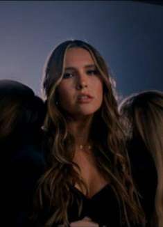 邻家女孩的成长崛起 | Mimi Webb 新歌发布