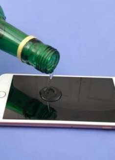 把白酒倒在手机上，用途还真厉害，解决男女朋友烦恼事，涨见识了