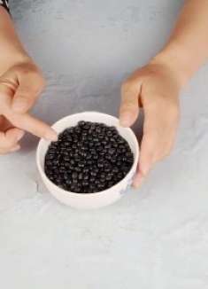 平时没事多吃一点黑豆，减肥瘦身排肠毒，连头上的白发也不见了