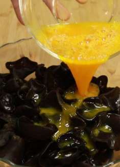 把鸡蛋倒在木耳里，原来这么好吃，金黄酥脆，上桌就抢光