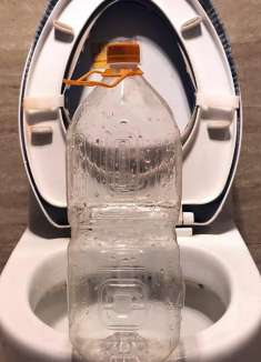 马桶旁放一个塑料瓶，解决了多数人上厕所的困扰，看完在家试一试