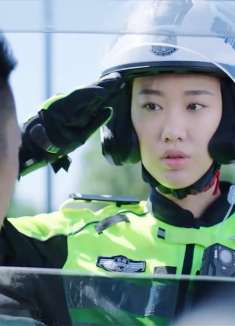 女交警依法拦截，意外发现大毒枭，结果局长恼羞成怒