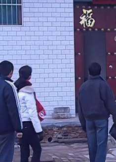 影视：刚毕业的女大学生，竟然为家里盖起豪宅，警察马上上门调查