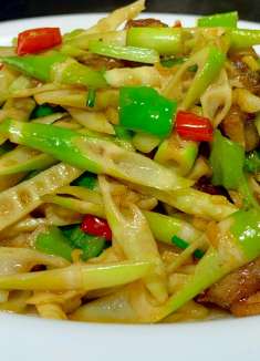 炒竹笋不要直接焯水，多做两步骤，出锅清甜爽口，也不麻嘴不苦涩