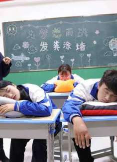 假如有睡觉考试，老师想尽办法捣乱，全班同学都考试了0分