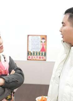 小伙去饭店吃饭，和美女服务员对诗，没成想一个比一个有才