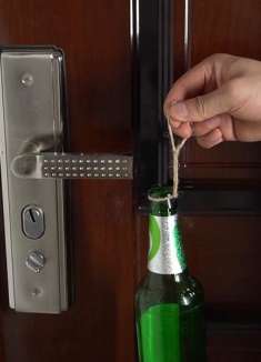 门后挂一个啤酒瓶，没想到还有这个大作用，赶紧家里门后挂一个