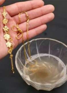 黄金首饰戴1个月就很脏，教你清洗方法，不去金店不掉克数，看看
