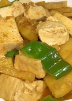 家常土豆炖豆腐太下饭了，简单好做，营养健康，上桌连汤汁都不剩