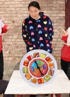 小伙伴们一起玩快餐转转乐，没想小晴竟要学习驴叫