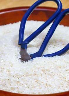 抓紧把剪刀插进大米，真太聪明了，一年省下好几百，早学会早受益