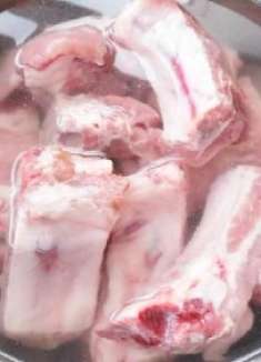 排骨别用热水焯了，教你一招，几分钟脏东西全都跑出来