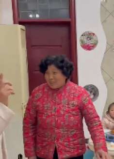 珍珍吃得有点撑，看过婆婆跳得舞后居然不撑了，亮点在后面呦