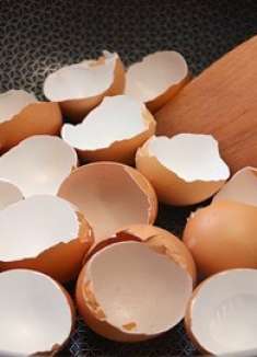 以后家里的鸡蛋壳不要再扔了，把它放在锅里炒一炒，简直太实用了