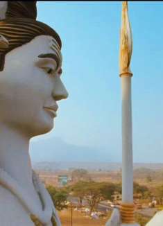 地震震坏了印度男子的商铺，男人一气之下把神告了！