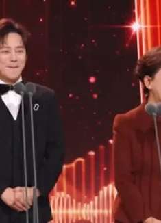 何炅海霞同台啦！俩人居然都五十多岁了，看着也太年轻了吧！