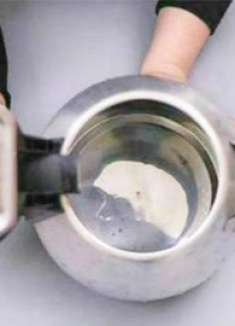 电水壶里撒一把，不管水垢多厚多硬，哗哗自动往下掉，简单省事