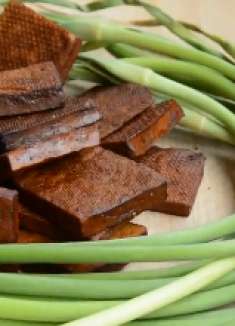 蒜苔加豆干好吃的做法，好看好吃又营养，做法特简单！赞！