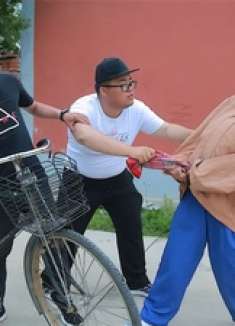 美女假装孕妇想碰瓷路人，没想最后落荒而逃，结局真搞笑