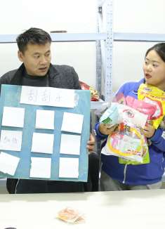 超市用刮刮乐结账，西西抽中1000倍，小鱼用“火眼金睛”抽中免单