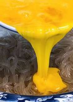 粉条别炖着吃了，打入2个鸡蛋，我家一周吃5次，营养又美味