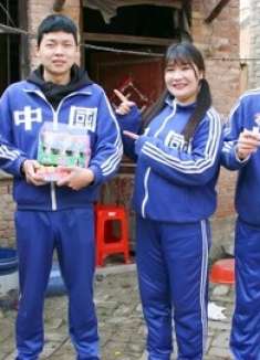 村里来了新朋友，不光给田田和哥哥带了好吃的，声音还特别像熊二