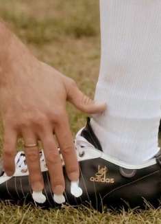 《手足之争》弟弟酷爱做鞋，遭到哥哥嘲笑，后来他创立了阿迪达斯